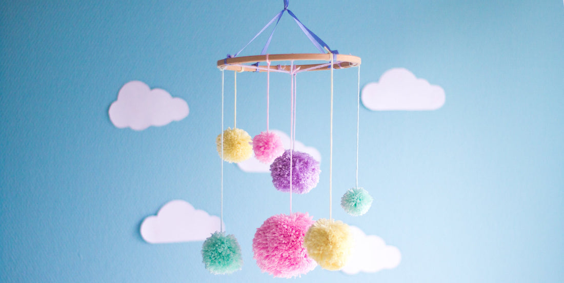 Kostenlose Bastelanleitung | Süßes Baby Mobile aus Stickrahmen und Pompons