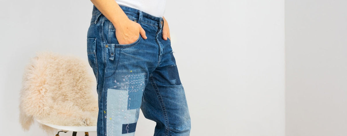 Alte Jeans mit Flicken und Stickerei upcyceln