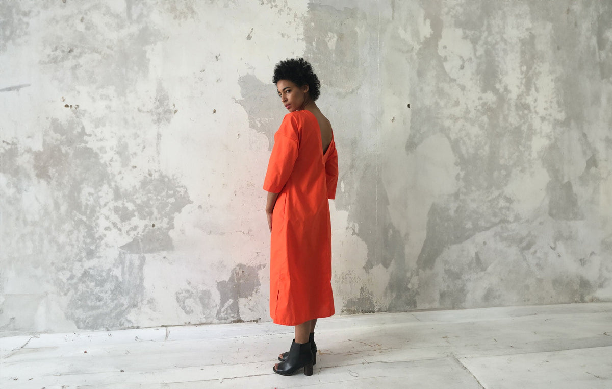 Kleid mit tiefem Rückenausschnitt