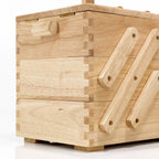 Nähkästen aus hellem Holz