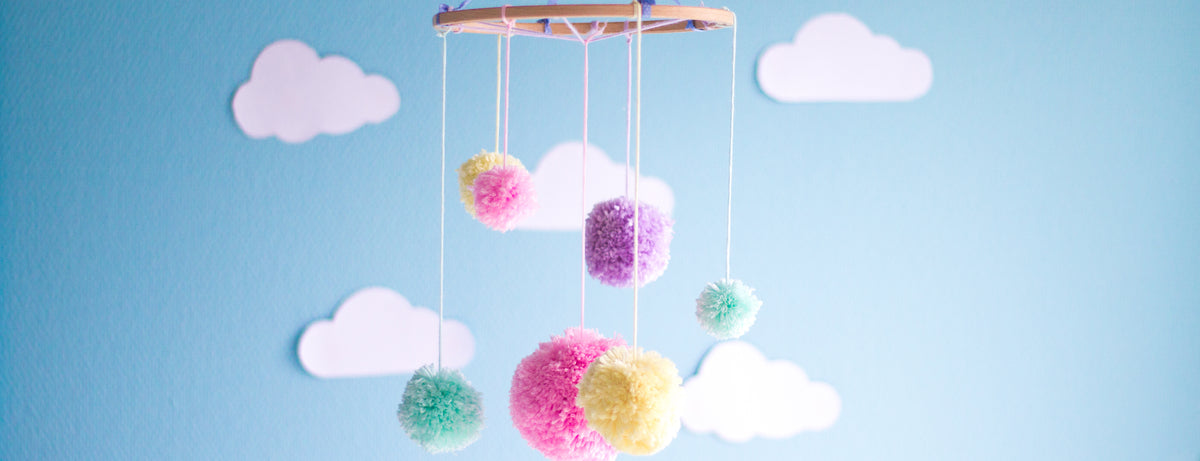 Mobilé aus bunte Pompon